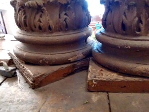 Pilares de madeira do altar da Igreja do Bonfim com problemas na base, que é de madeira e está com cupins (Foto: Maiana Belo/G1 BA)