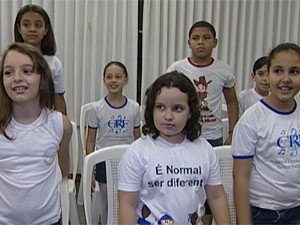 Daphne inspirou a criação de um coral que também canta em Libras (Foto: Reprodução/TV Integração)