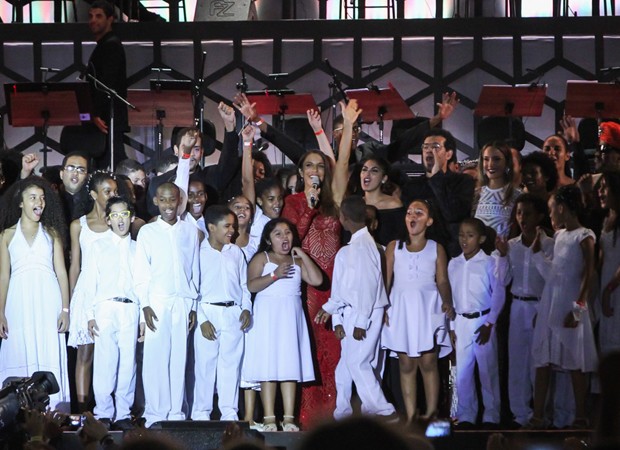 Artistas reunidos no palco no encerramento da apresentação (Foto: Manuela Scarpa/Brazil News)