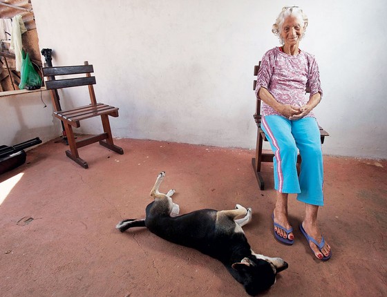 Manuelina Cassimiro,de 75 anos,em sua casa.ela aprendeu a tomar remédio contra hipotireoidismo com a ajuda de agentes comunitários (Foto: Rogério Cassimiro/ÉPOCA)