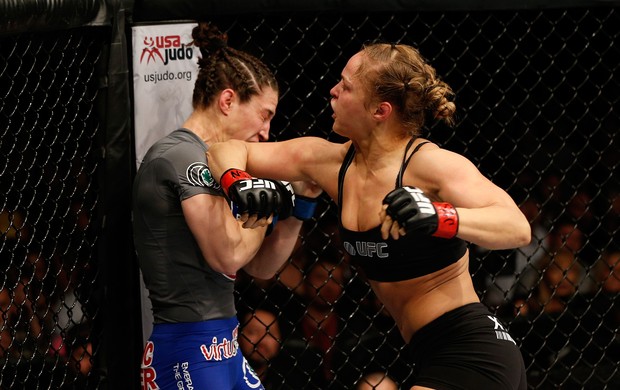 Ronda Rousey acerta Sara McMann no UFC 170 (Foto: Getty Images)