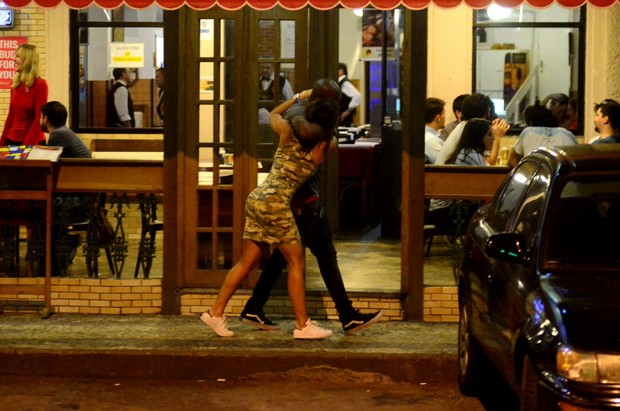 Rafael Zulu com sua nova namorada (Foto: AgNews  / AgNews)