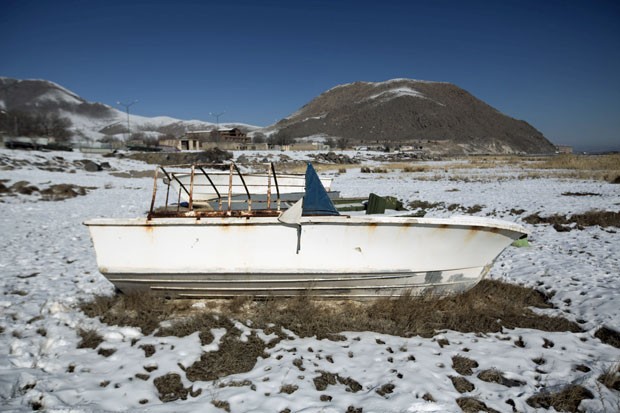 Embarcação no leito seco do Lago Urmia foi fotografada pela reportagem do "The New York Times" (Foto: Morteza Nikoubazl/The New York Times)