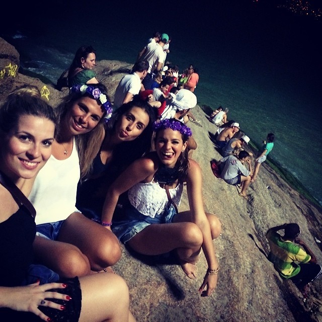 Bruna Marquezine com as amigas (Foto: Reprodução)