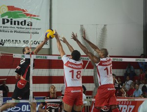 Florianópolis levou a melhor sobre Pindamonhangaba na Superliga Masculina (Foto: Luis Claudio Antunes/PortalR3)