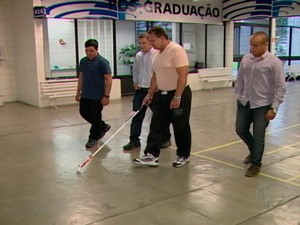 Estudantes de engenharia de Mogi desenvolvem bengala com senso para auxiliar deficientes visuais (Foto: Reprodução/TV Diário)