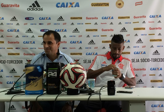 Léo Moura deixa o Flamengo ao lado de Rodrigo Caetano (Foto: Ivan Raupp)