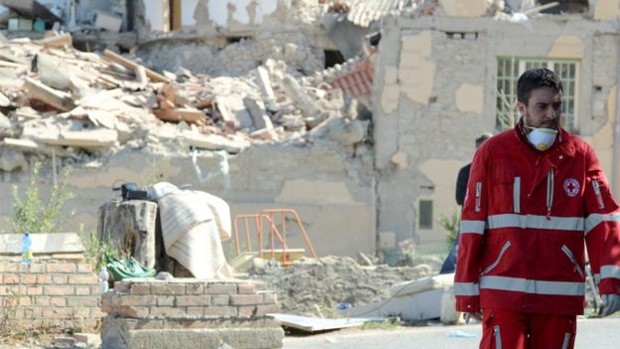 As buscas avançaram pela noite e continuam nas cidades atingidas pelo terremoto (Foto: Divulgação/Croce Rossa Italiana)