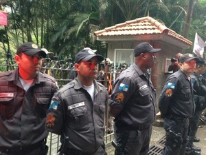 PM cerca a casa do prefeito Eduardo Paes (Foto: Isabela Marinho/G1)