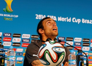 Valdivia na coletiva do Chile (Foto: Reuters)