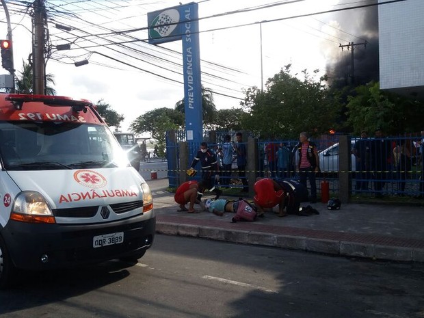 G Caminhonete Pega Fogo Ap S Atingir Motociclista Em Vit Ria