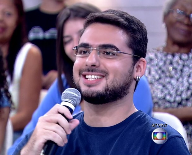 Caio, filho de Mariza do BBB, comenta vício em cigarro da mãe (Foto: Reprodução/ TV Globo)