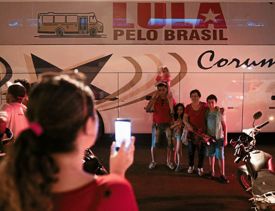 Família diante do ônibus de Lula,no Crato (CE) (Foto: Adriano Machado/ÉPOCA) Família diante do ônibus de Lula,no Crato (CE) (Foto: Adriano Machado/ÉPOCA)