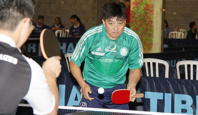 Técnico e atleta, Hoyama disputa os Abertos e crava: Palmeiras não cai