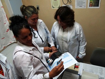 Médicas cubanas conversam sobre família e trocam experiências. (Foto: Katherine Coutinho / G1)