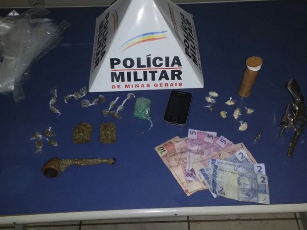 Parte do material apreendido pela PM (Foto: Polícia Militar/Divulgação)