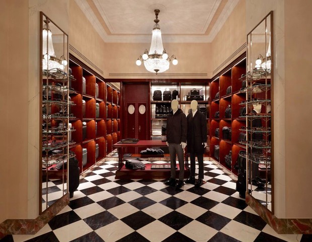 Loja com coleções masculinas é inaugurada na Galleria Prada  Galleria  vittorio emanuele ii, Classic house design, Opening a boutique