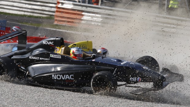 Victor Franzoni, brasileiro da Fórmula Renault Alps, é atingido na corrida de Monza, na Itália (Foto: Divulgação)