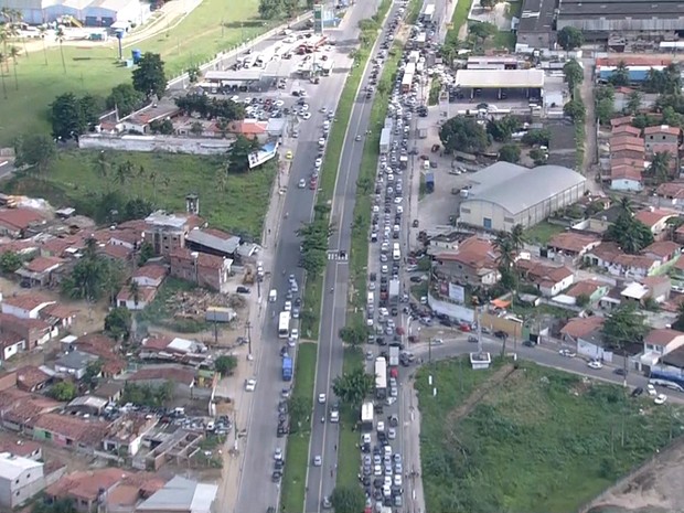 Imagens aéreas mostram a dimensão do congestionamento provocado pelo protesto (Foto: Reprodução / TV Globo)