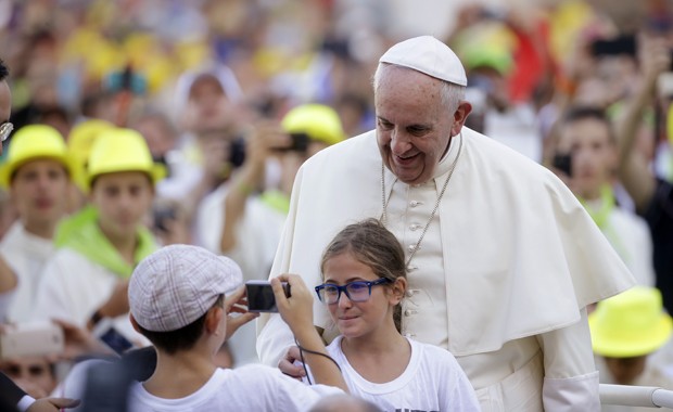Papa é fotografado ao chegar a praça São Pedro, no Vaticano  (Foto: Gregorio Borgia/AP )