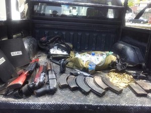 Armas e drogas apreendidas pelo Bope na mata em operação no Morro da Covanca (Foto: Alba Valéria Mendonça/ G1)