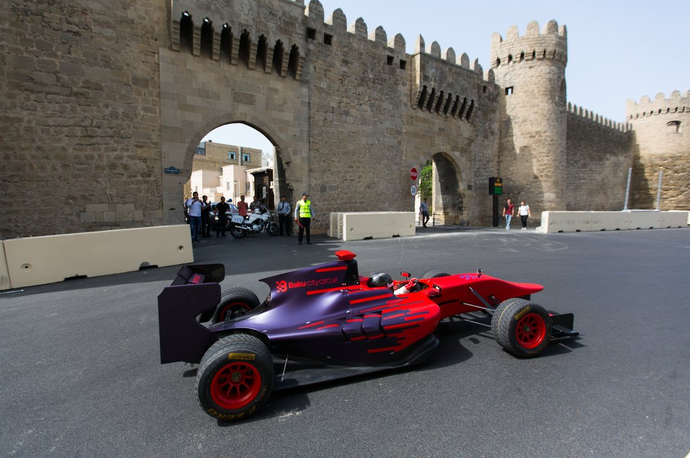 Subida para o castelo em um dos pontos mais estreitos da pista de Baku (Foto: Divulgação)