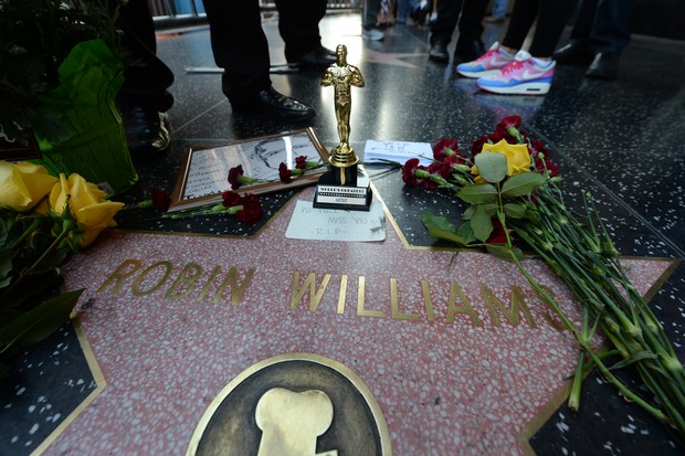 Estrela de Robin Williams na Calçada da Fama em Hollywood ganha flores (Foto: Robyn Beck/ AFP)
