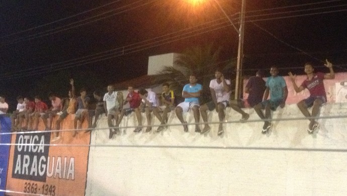 Torcedores acompanham jogo do Interporto em cima do muro (Foto: Vilma Nascimento/GloboEsporte.com)
