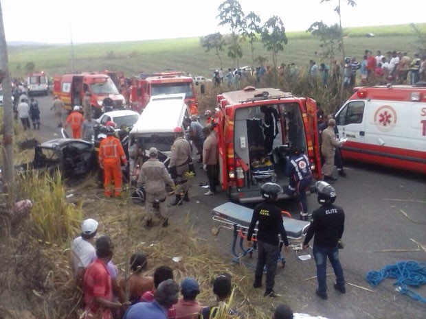 Acidente em Goiana (PE) deixa dois mortos e vários feridos.  (Foto: Divulgação / Polícia Civil)