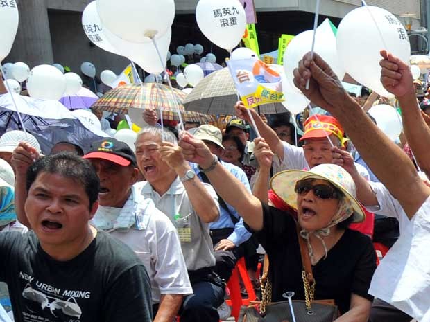 Centenas de manifestantes expressaram sua raiva contra o presidente Ma Ying-jeou sobre uma série de medidas polêmicas nesta segunda-feira (20) em Taiwan (Foto: AFP PHOTO / Mandy CHENG)