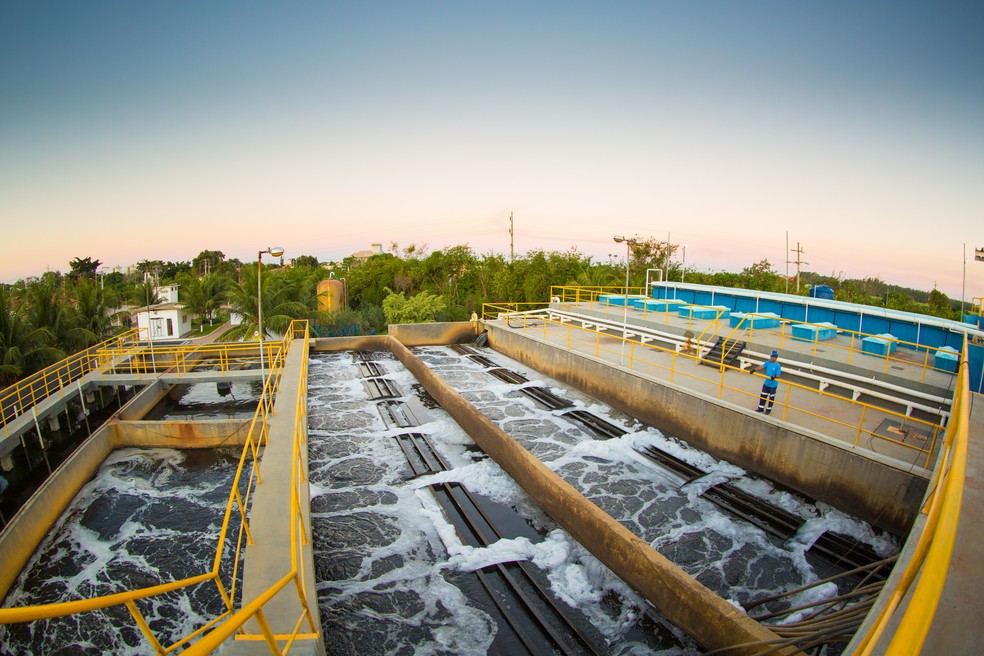 Empresas privadas detêm 10% do mercado de água e esgoto, que movimenta por ano receitas de cerca de R$ 70 bilhões; na foto, estação de tratamento de esgoto ao lado do canal Campos Macaé. (Foto: Divulgação/Grupo Águas do Brasil)