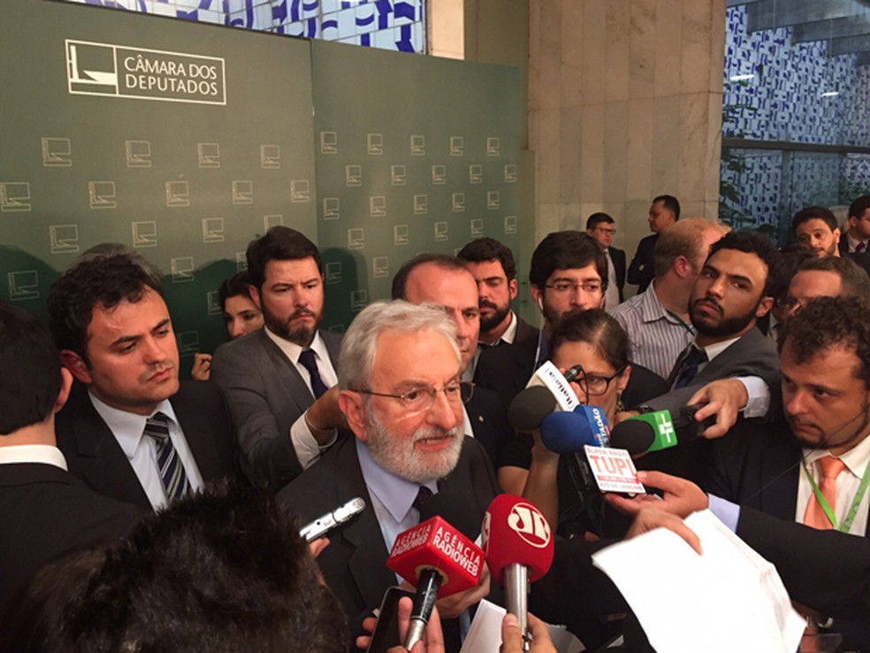 Deputado Ivan Valente (PSOL-SP), durante entrevista coletiva na Câmara (Foto: Nathalia Passarinho/G1)