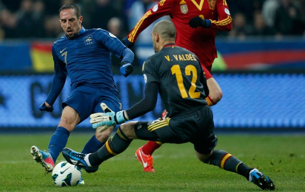 Ribery e Valdes, França x Espanha (Foto: Reuters)
