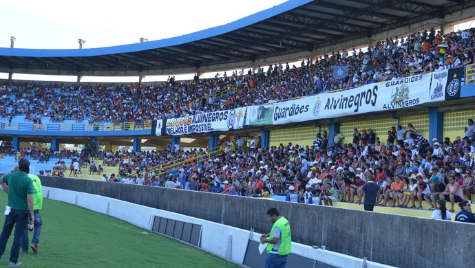 Torcida do São Raimundo no Estádio Colosso do Tapajós (Foto: Dominique Cavaleiro/ GloboEsporte.com)