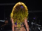 Lady Gaga tira short e deixa calcinha pequenininha à mostra
