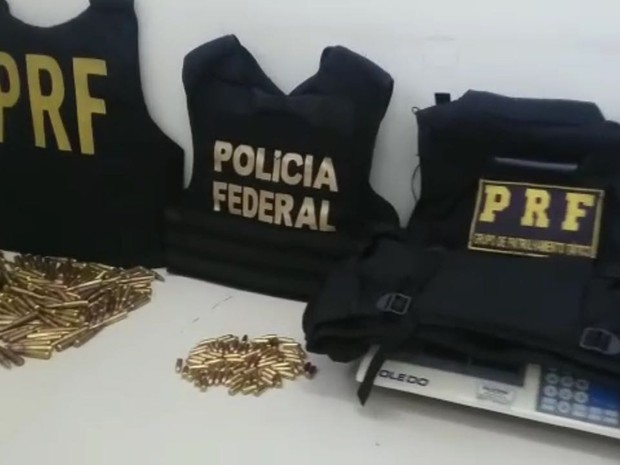 Três são presos com munições de fuzis e armas de uso restrito e droga em MS (Foto: PRF/Divulgação)