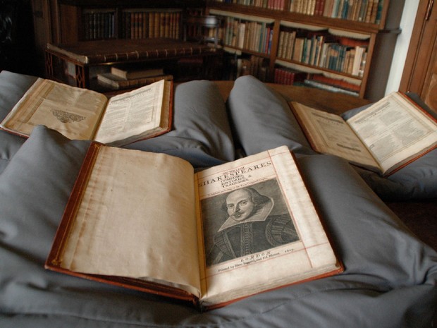 Três volumes recém-encontrados de 'First folio', de 1623, primeira obra a reunir as 36 peças de William Shakespeare (Foto: Mount Stuart/AFP )