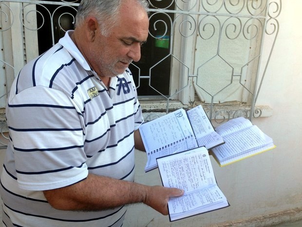 Aposentado de Lins usa cadernos para guardar lembranças do cotidiano (Foto: Ana Carolina Levorato / G1)