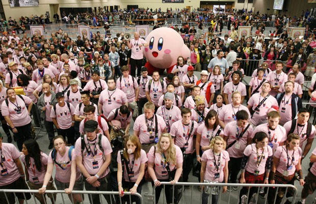 Centenas de fãs do personagem do game da Nintendo, “Kirby”, que comemora 20 anos em 2012, se reuniram no sábado (1) em Seattle, nos Estados Unidos, para quebrar um recorde.  (Foto: AP)