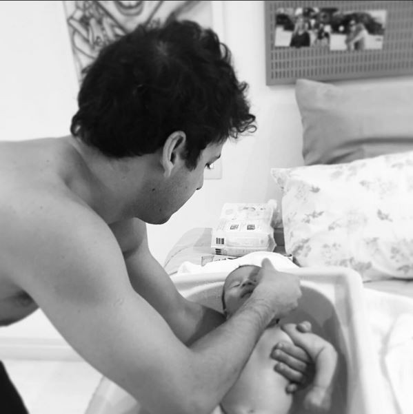 Matheus Braga, marido de Fernanda Gentil, com Gabriel (Foto: Instagram)
