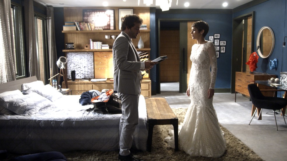 Tiago diz a LetÃ­cia que TiÃ£o pode estar tentando sabotar a uniÃ£o do casal (Foto: TV Globo)