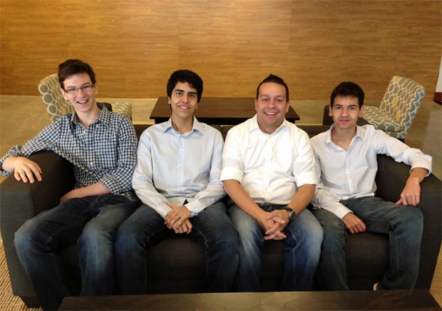 Henrique, Gustavo, o mentor Marcelo e Anderson juntos em Miami: grupo se prepara para apresentar a startup para investidores americanos (Foto: Arquivo Pessoal) Henrique, Gustavo, o mentor Marcelo e Anderson juntos em Miami: grupo se prepara para apresentar a startup para investidores americanos (Foto: Arquivo Pessoal)
