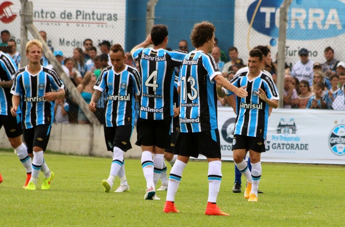 Jogadores do Grêmio comemoram gol no jogo-treino (Foto: Lucas Rizzatti/Globoesporte.com)