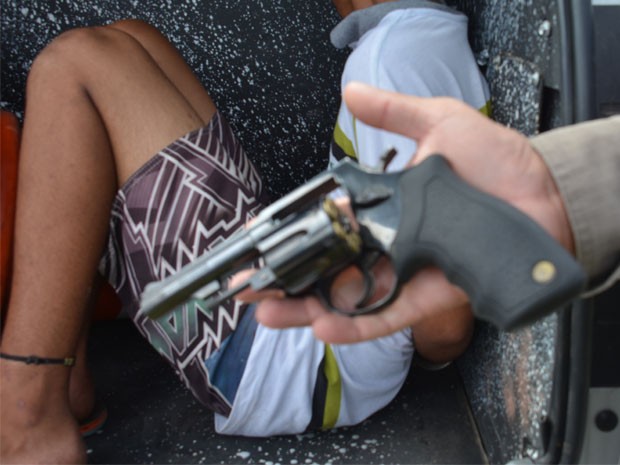 PM diz que adolescente detido estava com uma arma de fogo (Foto: Walter Paparazzo/G1) PM diz que adolescente detido estava com uma arma de fogo (Foto: Walter Paparazzo/G1)