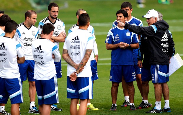 Alejandro Sabella com os jogadores no treino da Argentina (Foto: Reuters)