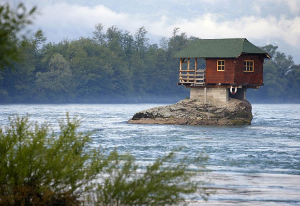 Casa foi construída sobre uma rocha no rio Drina, perto da cidade de Bajina Basta (Foto: Marko Djurica/Reuters)