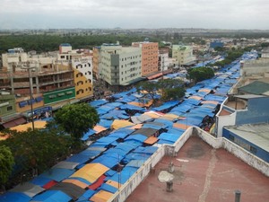 A feira de Aparecida tem 2.300 barracas espalhadas por ruas, avenidas e uma rodovia federal (Foto: Renato Ferezim/G1)