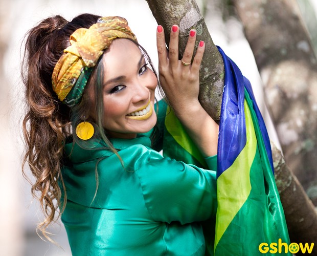 Na torcida, Carol Nakamura usa batom amarelo e mechas verdes no cabelo (Foto: Dafne Bastos / TV Globo)
