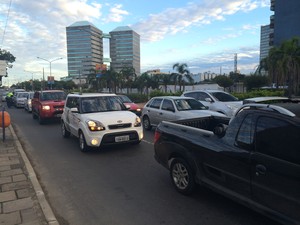 Na Avenida Loureiro da Silva, motoristas também enfrentaram lentidão (Foto: Vinicius Guerreiro/G1)