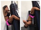 Mayra Cardi faz abdominais pendurada em um saco de luta